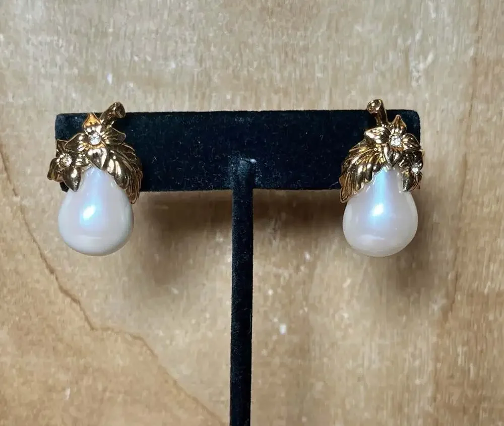 Vintage Avon Floral Precious Pear Faux Pearl Gold Tone Stud Pierced Earrings